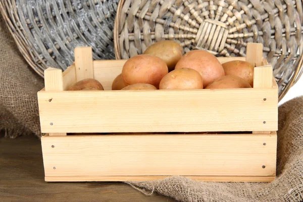 Patata sul tavolo di legno — Foto Stock