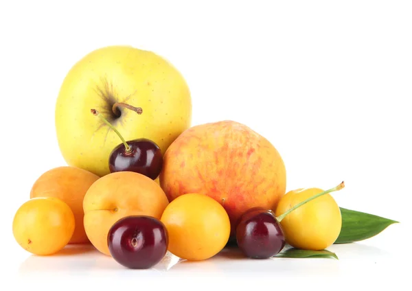 Φωτεινό καλοκαιρινά φρούτα που απομονώνονται σε λευκό — Φωτογραφία Αρχείου