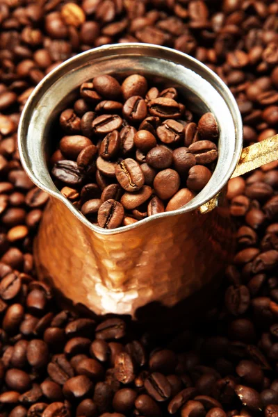 Metall Türke auf Kaffeebohnen Hintergrund — Stockfoto