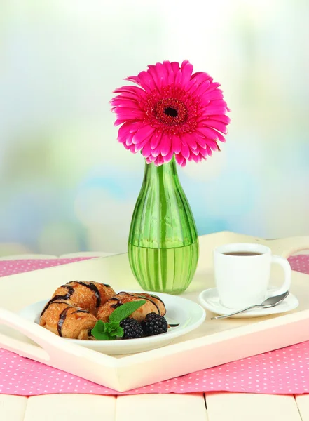 Vassoio in legno con colazione, su tavolo in legno, su sfondo chiaro — Foto Stock