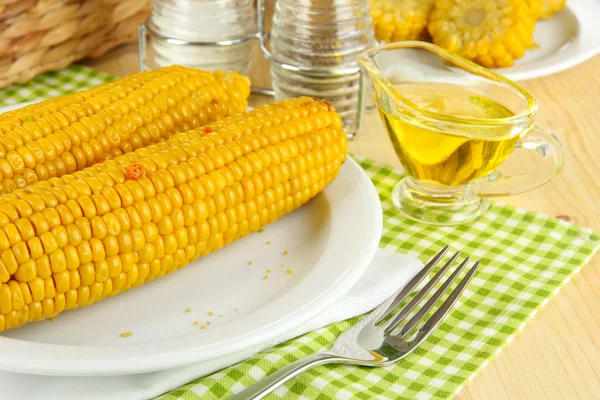 Aromatisierter gekochter Mais auf Teller auf Holztisch in Großaufnahme — Stockfoto