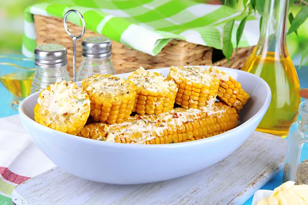 Flavored kogt majs på plade på træbord close-up - Stock-foto