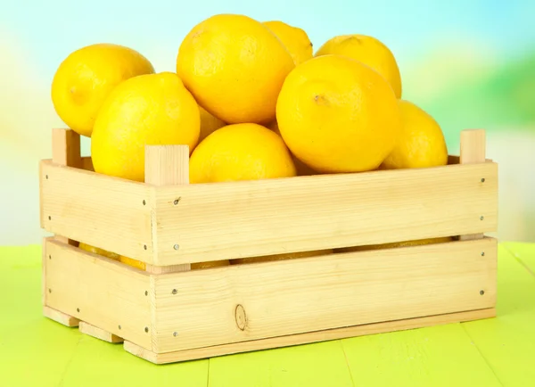 A táblázat a világos háttér fadobozban érett citrom — Stock Fotó