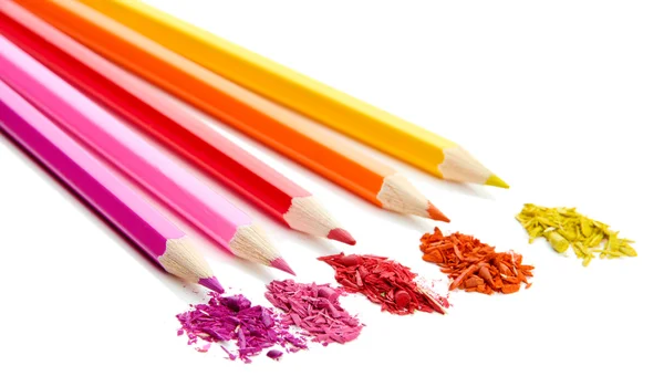 Crayons de couleur avec copeaux d'affûtage isolés sur blanc — Photo