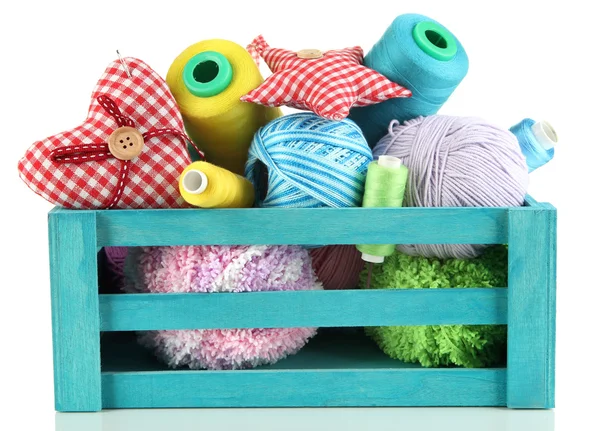 Caja de madera azul con rosca y accesorios de costura aislados en blanco — Foto de Stock