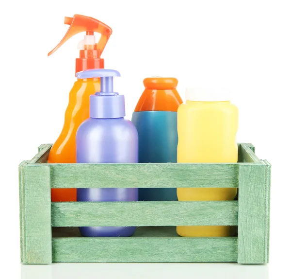 Caja de madera con productos cosméticos aislados en blanco —  Fotos de Stock