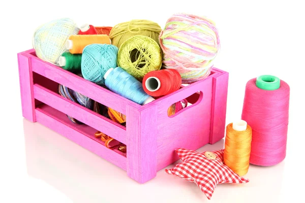 Caja de madera con rosca y accesorios de costura aislados en blanco — Foto de Stock