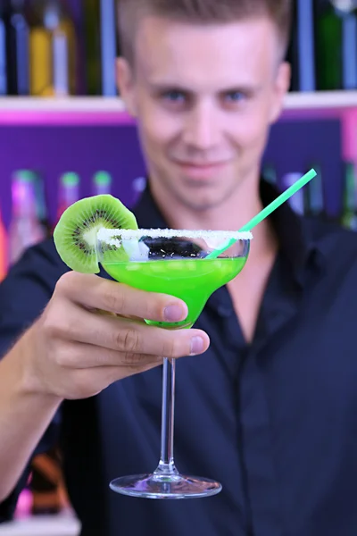 Yakışıklı barmen kokteyl bar, hazırlama portresi — Stok fotoğraf