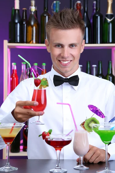与不同的鸡尾酒鸡尾酒，在酒吧的帅哥酒保的肖像 — 图库照片
