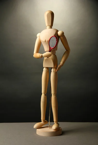 Wooden mannequin with tennis racket on grey background — Stock Photo, Image