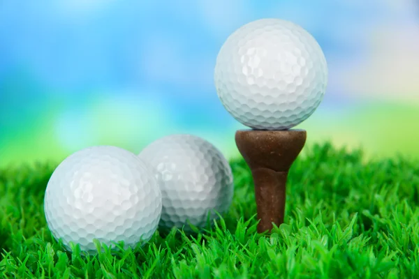 Pelota de golf en césped verde al aire libre de cerca — Foto de Stock