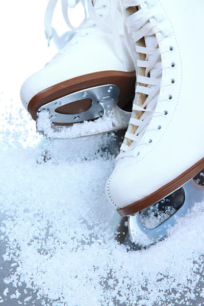 Patins artistiques dans la neige gros plan — Photo