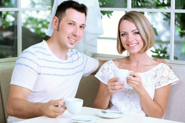 Schönes Paar beim romantischen Abendessen im Restaurant — Stockfoto