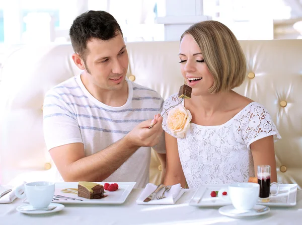 Hermosa pareja teniendo una cena romántica en el restaurante —  Fotos de Stock