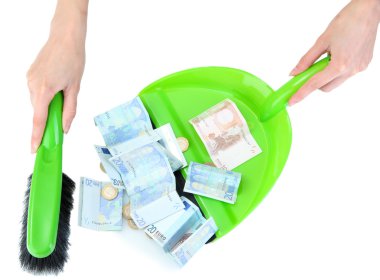 Beyaz arka plan yakın çekim üzerinde kürek içinde para süpürür