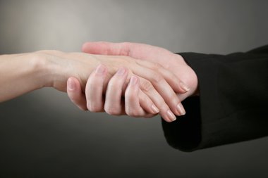 kadın eli, siyah arka planda tutan rahip