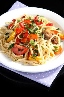 peçete yakın çekim bir tabakta sebze erişte