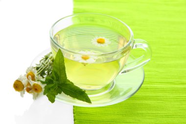 yabani camomiles ve nane, bitkisel çay beyaz izole