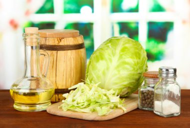 Yeşil lahana, yağ, kesme tahtasındaki baharatlar, parlak arkaplan
