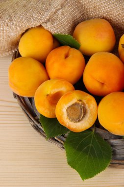 üzerinde ahşap tablo hasır bardak kayısı