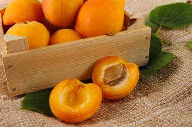 ahşap masa üzerinde torbalama çekmece içinde kayısı