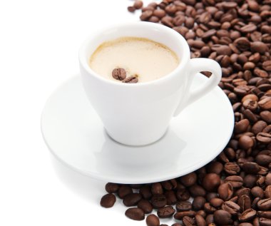 kahve kahve çekirdekleri, üzerinde beyaz izole ile