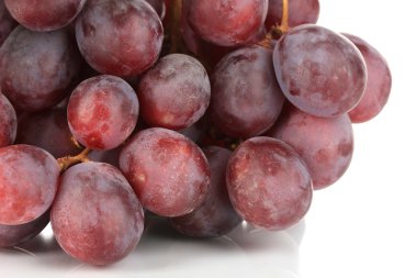 Olgun lezzetli üzüm üzerine beyaz izole