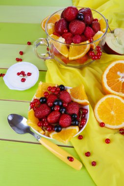 nuttige fruitsalade in glas cup en kom op houten tafel close-up