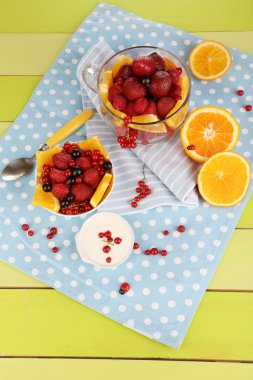 nuttige fruitsalade in glas cup en kom op houten tafel close-up