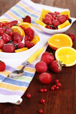 ahşap masa yakın çekim Tabaklarda yararlı meyve salatası