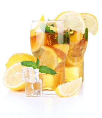 buzlu çay limon ve nane üzerinde beyaz izole