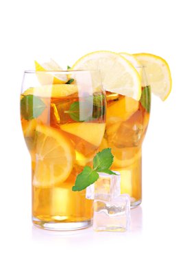 buzlu çay limon ve nane üzerinde beyaz izole