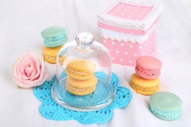 Beyaz kumaş yakın çekim üzerinde macaroons