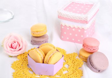 Beyaz kumaş yakın çekim üzerinde macaroons