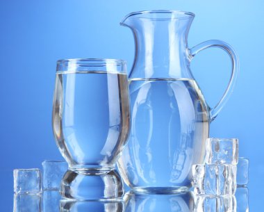 Cam sürahi su ve mavi renkli cam