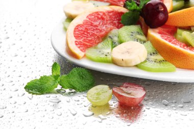 Dilimlenmiş meyve ve damla karışımı.