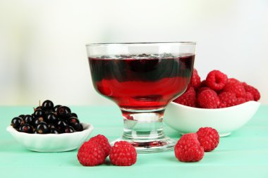 Yeşil ahşap masa üzerinde taze çilek ile jöle