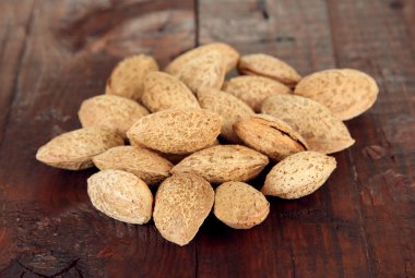 Koyu ahşap zemin üzerine badem