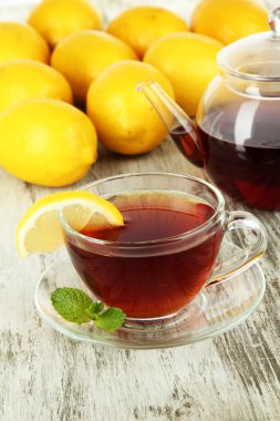 Tablo yakın çekim üzerinde limon ile çay