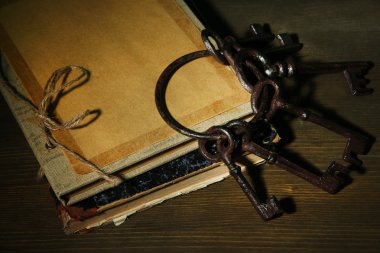 antika anahtarları ve koyu arka plan üzerinde kitap
