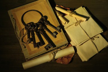 antika tuşları, mektup ve koyu arka plan üzerinde kitap