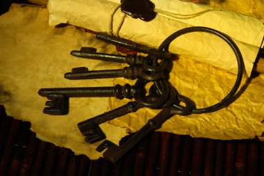 antika anahtarları ve koyu arka plan üzerinde kaydırma