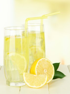 açık renkli masaya lezzetli limonata