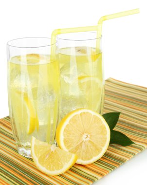 beyaz zemin üzerine masada lezzetli limonata