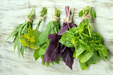 Ahşap arka planda taze bitkiler