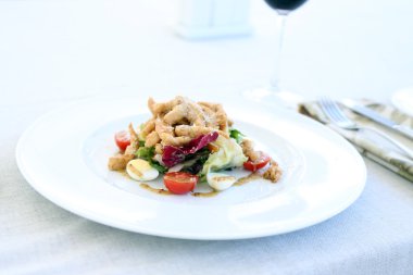 Sezar salatası beyaz tabakta yakın çekim