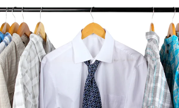 Gömlek ile bağlantılı üzerinde ahşap askı üzerinde beyaz izole — Stok fotoğraf