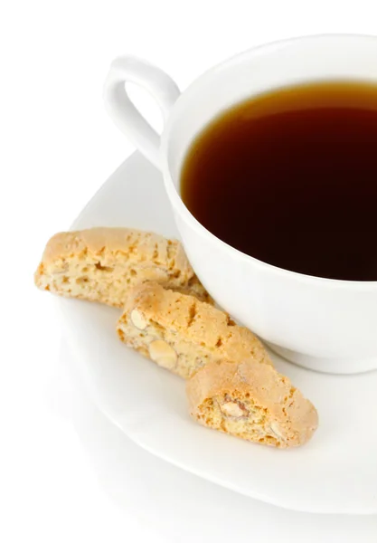 Galletas aromáticas cantuccini y taza de café aislado en blanco — Foto de Stock