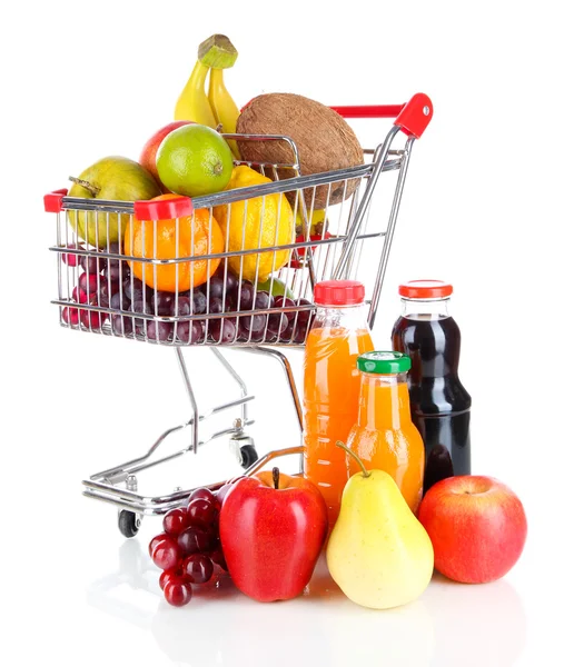 Verschiedene Früchte im Einkaufswagen mit Saft isoliert auf weiß — Stockfoto