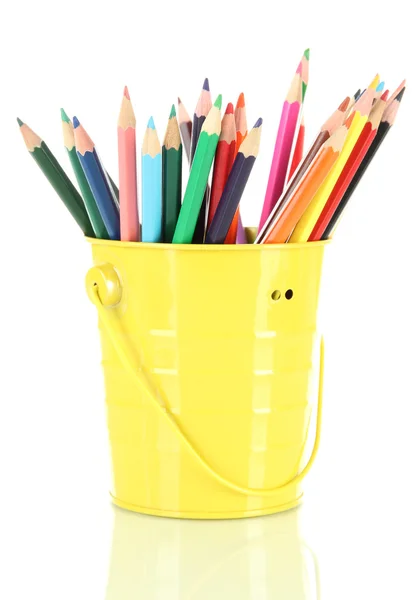 Kolorowe ołówki w wiadrze izolowane na białym — Zdjęcie stockowe